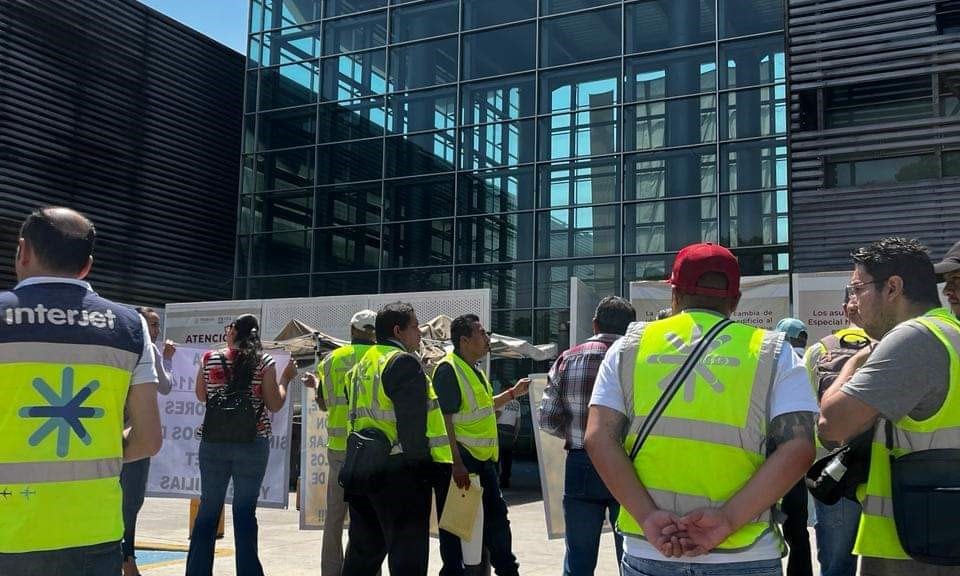 Trabajadores de Interjet a las afueras de la JFCA