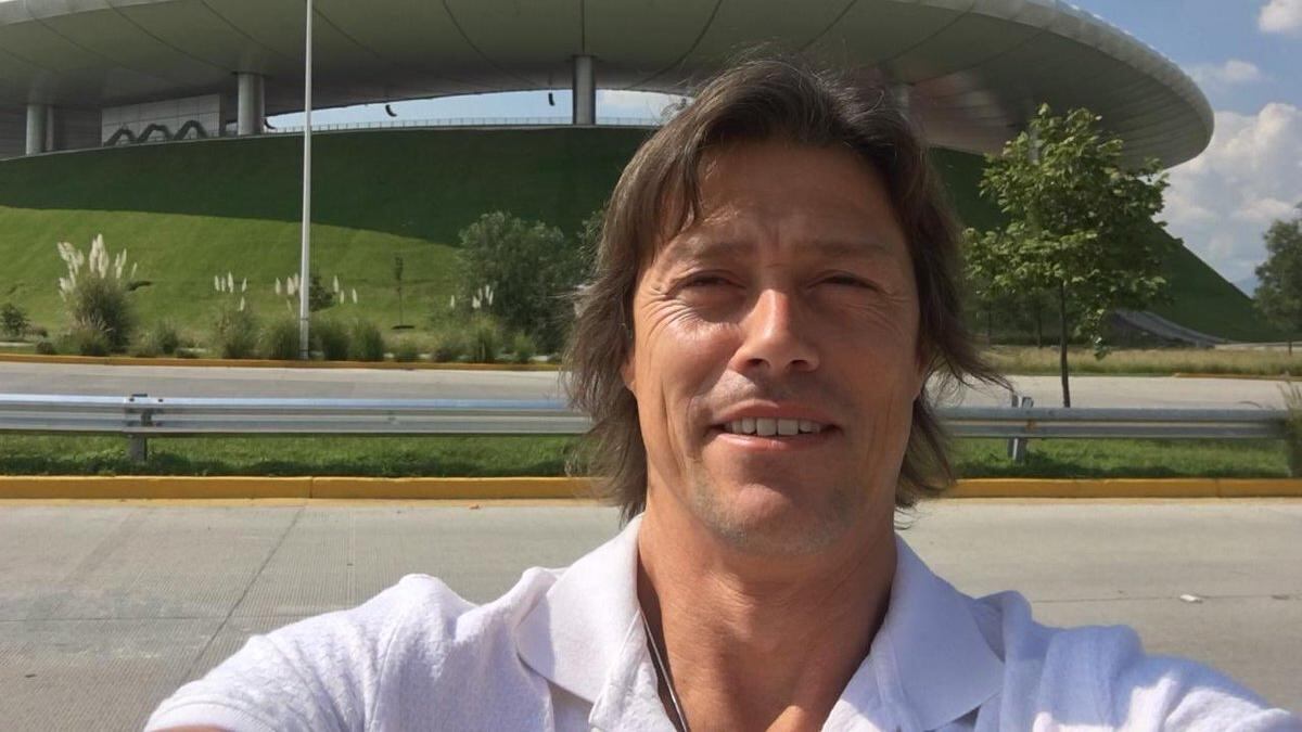 Almeyda posa afuera del Estadio Akron.