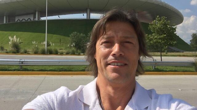 Matías Almeyda posa afuera del Estadio Akron.