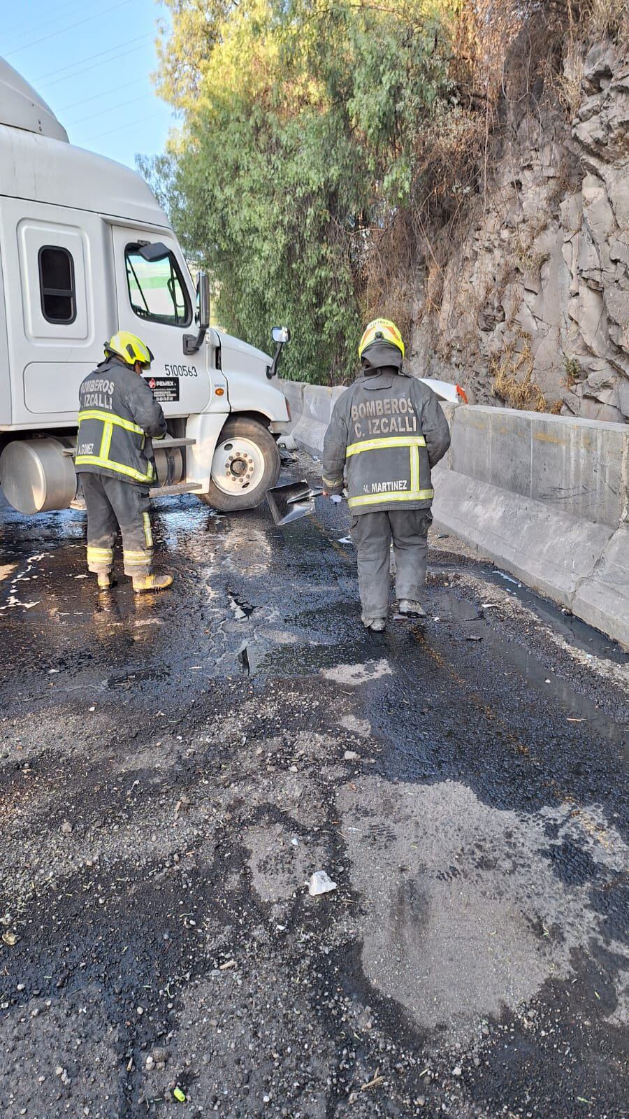 Pipa de Pemex sufre ruptura de tanque en carretera de Cuautitlán Izcalli