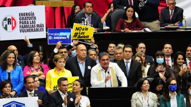Luis Cházaro y otros diputados