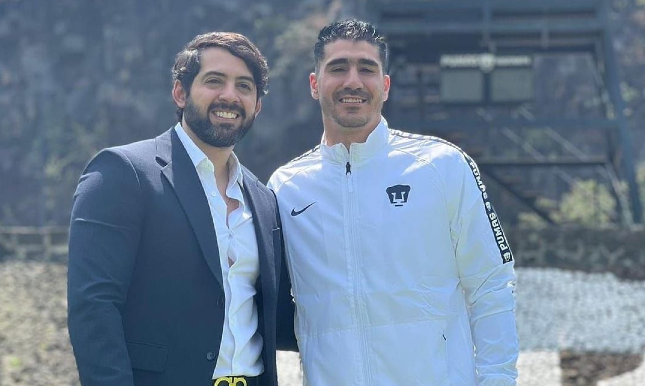 Gil Alcalá con su representante.