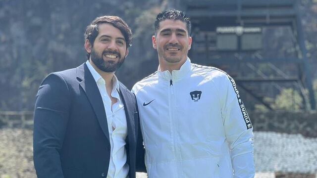 Gil Alcalá con su representante.