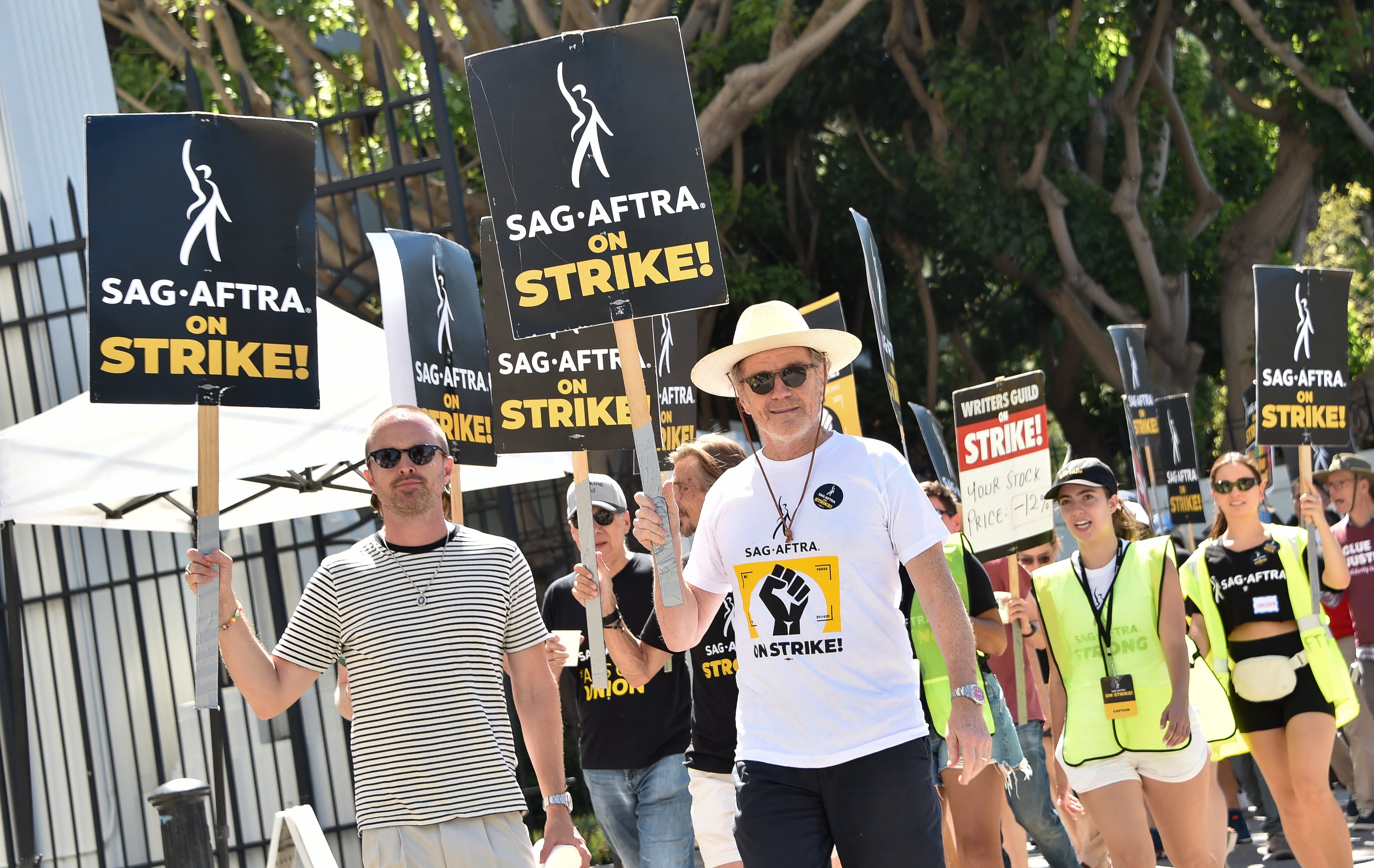 Aaron Paul se suma a protestas contra Netflix