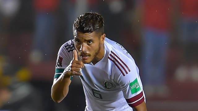 Jonathan dos Santos en un partido del Tri