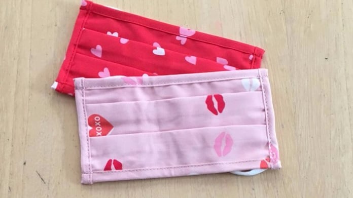 Escuela reparte cubrebocas rosas y azules "para niñas y niños"; estudiantes se quejan