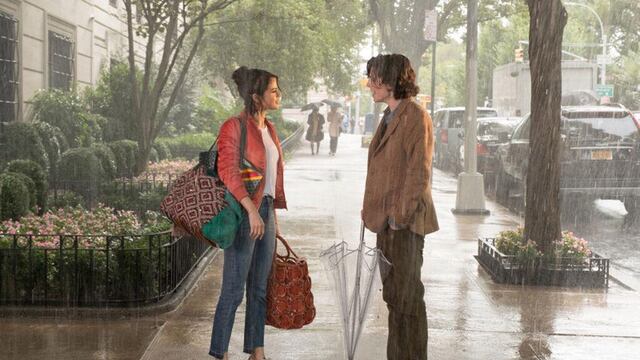Selena Gómez y Timothée Chalamet en la película A Rainy Day in New York