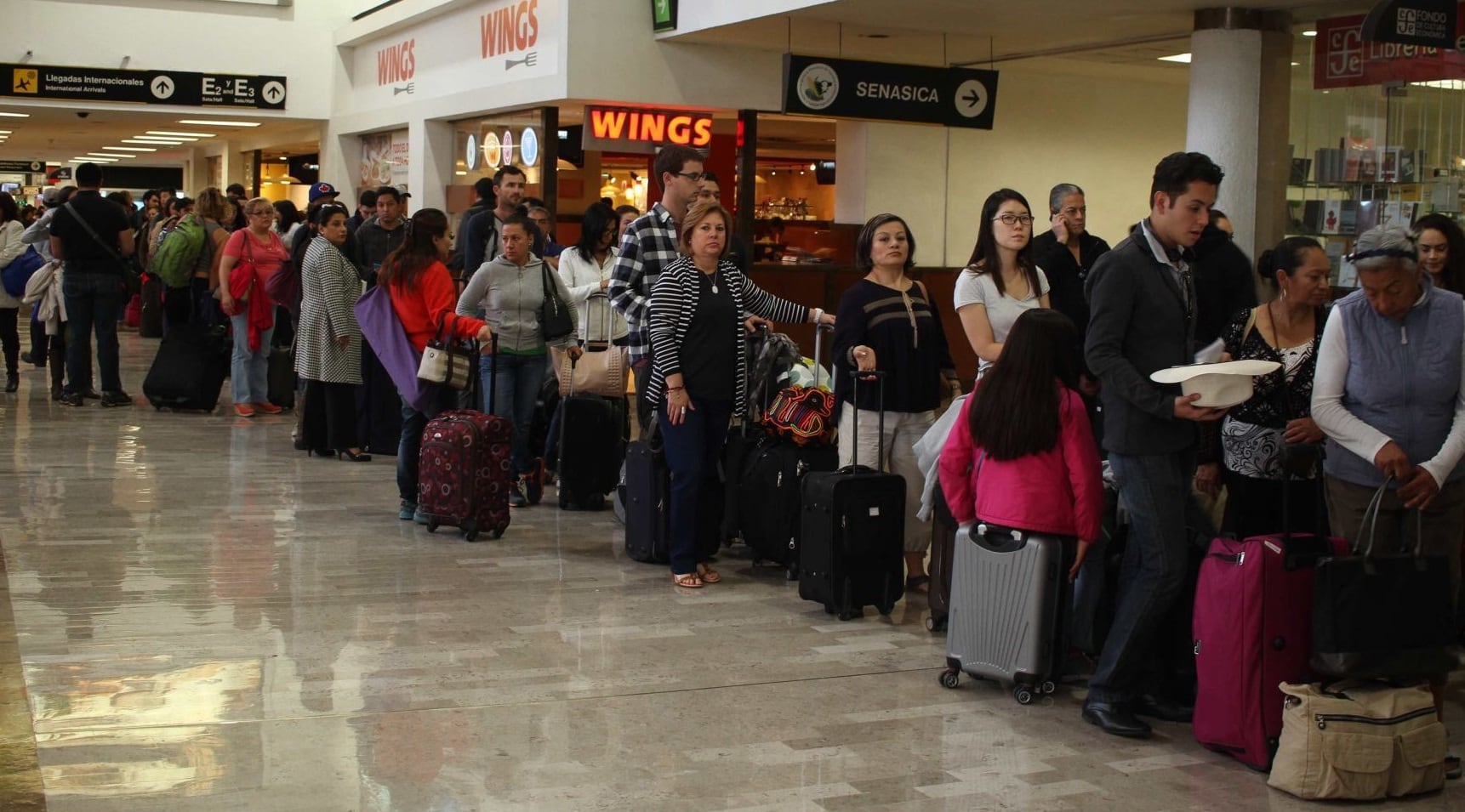Cientos de vacacionistas salen de la Ciudad de México