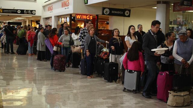 Cientos de vacacionistas salen de la Ciudad de México para disfrutar las vacaciones decembrinas