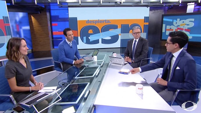 VIDEO: Llega vocero de SRE a entrevista televisiva ¡con todo y cacahuates!