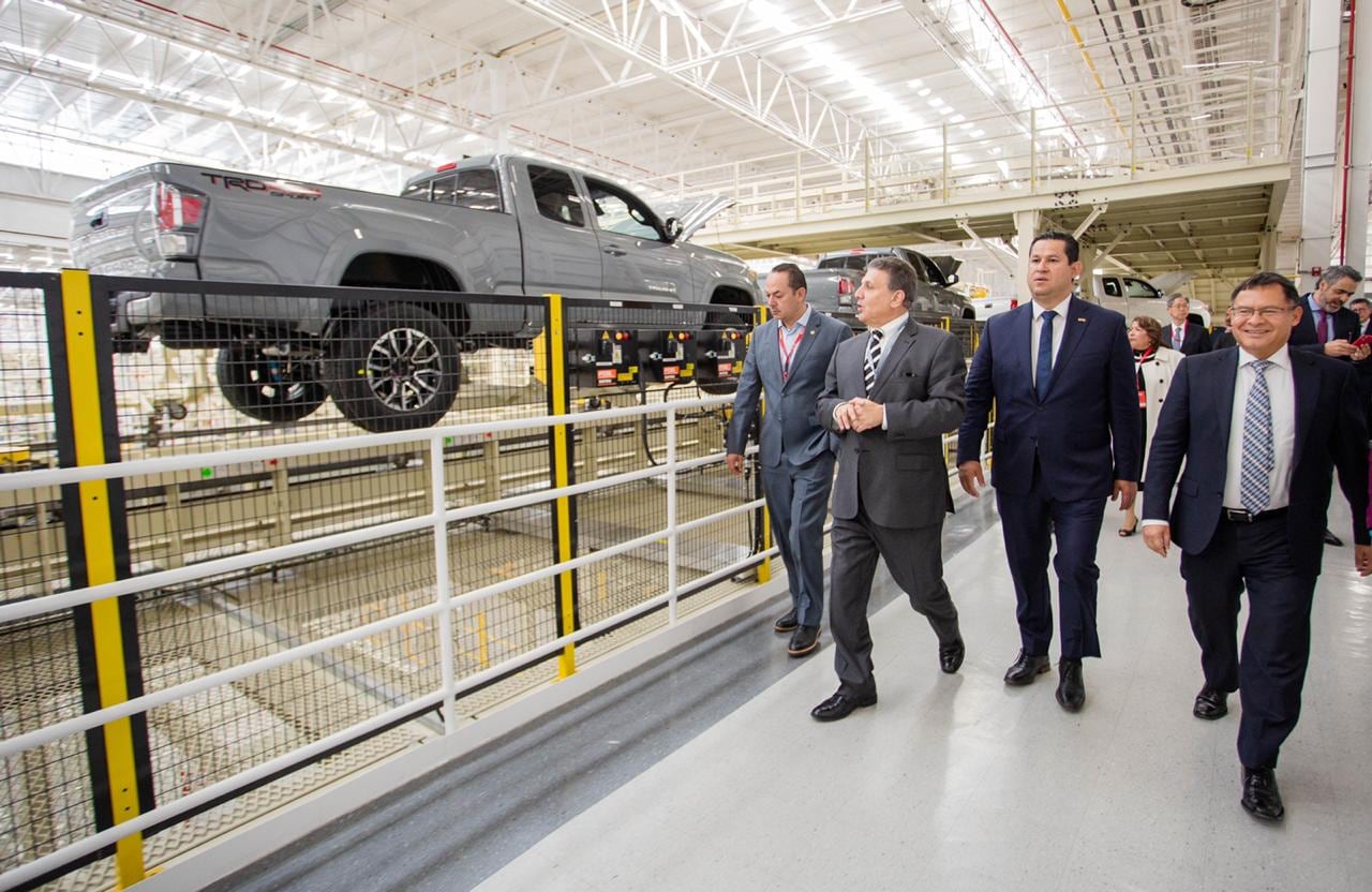 Diego Sinhue Rodríguez Vallejo, gobernador de Guanajuato,dio un recorrido por la nueva planta automotriz.