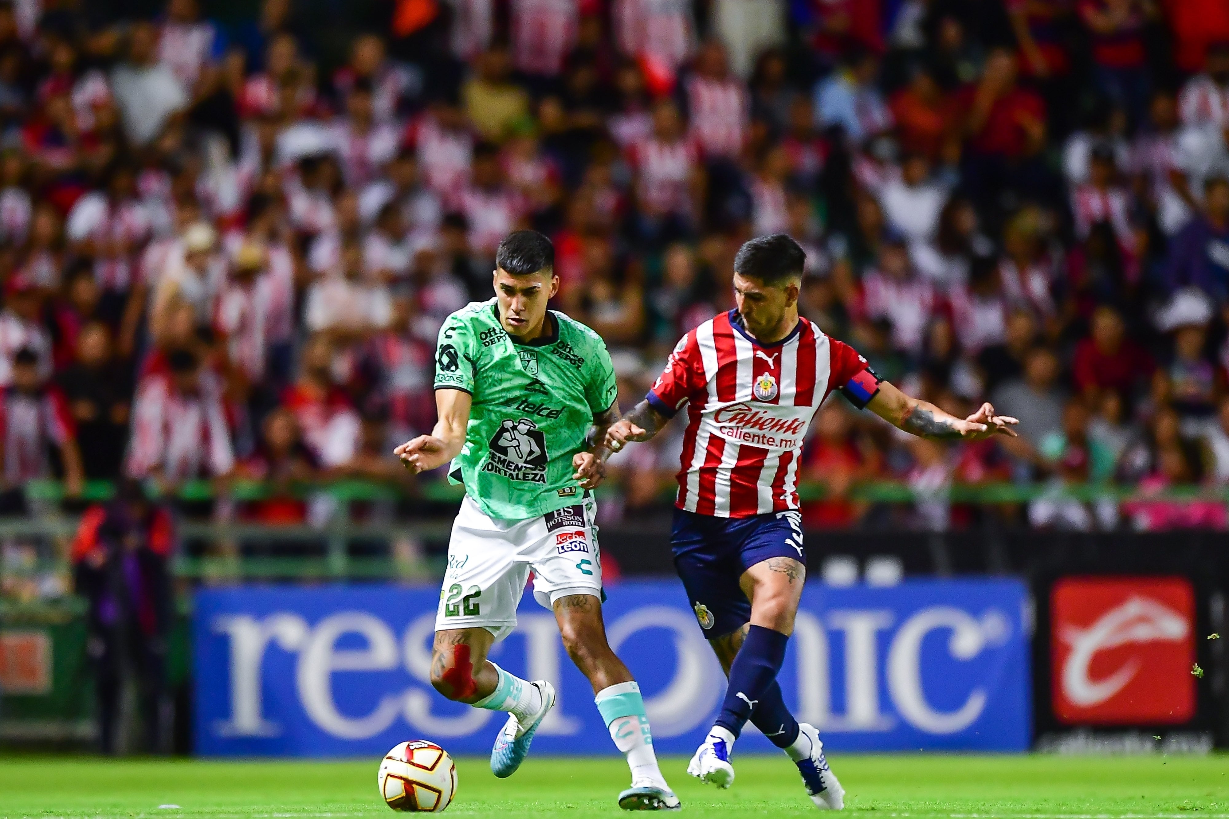 El Club León y el Club Chivas empatan sin goles en la primera mitad.