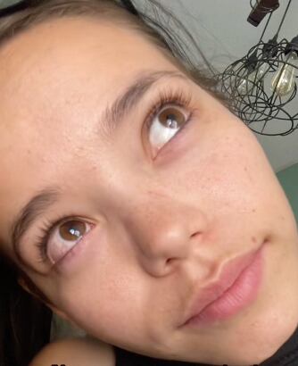 Maquillaje de Yeri Mua x Beauty Creations da alergia