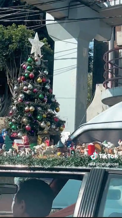 Video en TikTok: ¿Muy extremo? Adornó su carro con nacimiento andante