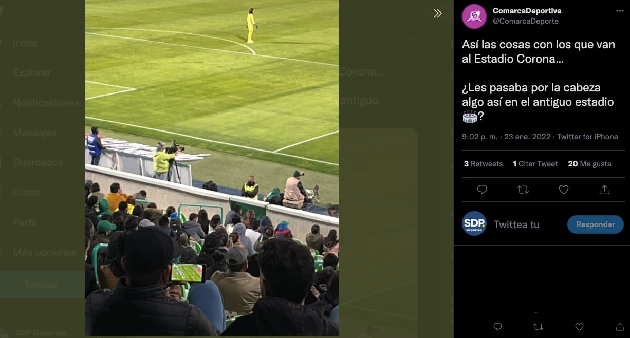 Un fan de Santos Laguna fue captado viendo un partido de la NFL