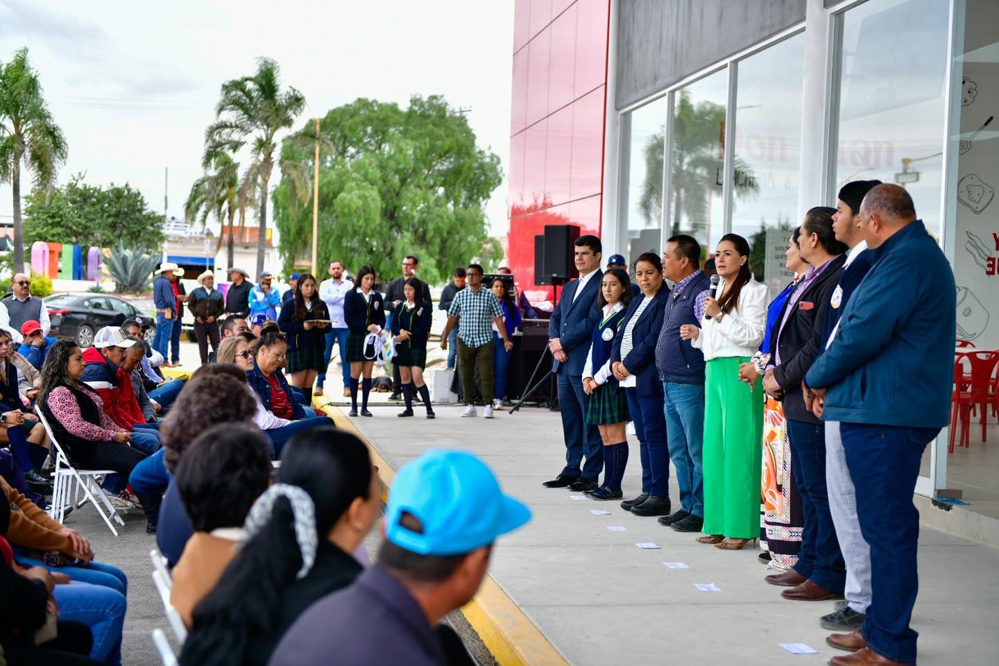 Tere Jiménez entrega obras en El Llano