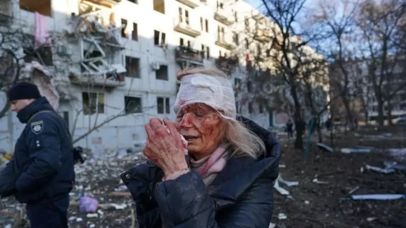 Mujer herida en edificio de departamentos alcanzado por un ataque aéreo ruso en Chugúyev en Járkov, ucrania/ Agencia truca Anadolu