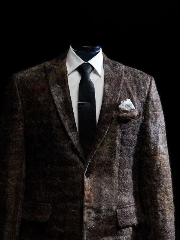 Traje hecho con pelos de bigote