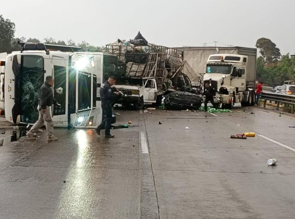 Choque múltiple que paraliza la autopista México-Querétaro