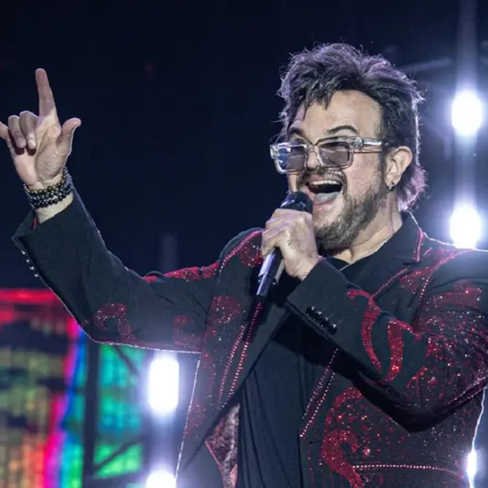 Surge nuevo video de Aleks Syntek haciendo breakdance sobre el escenario