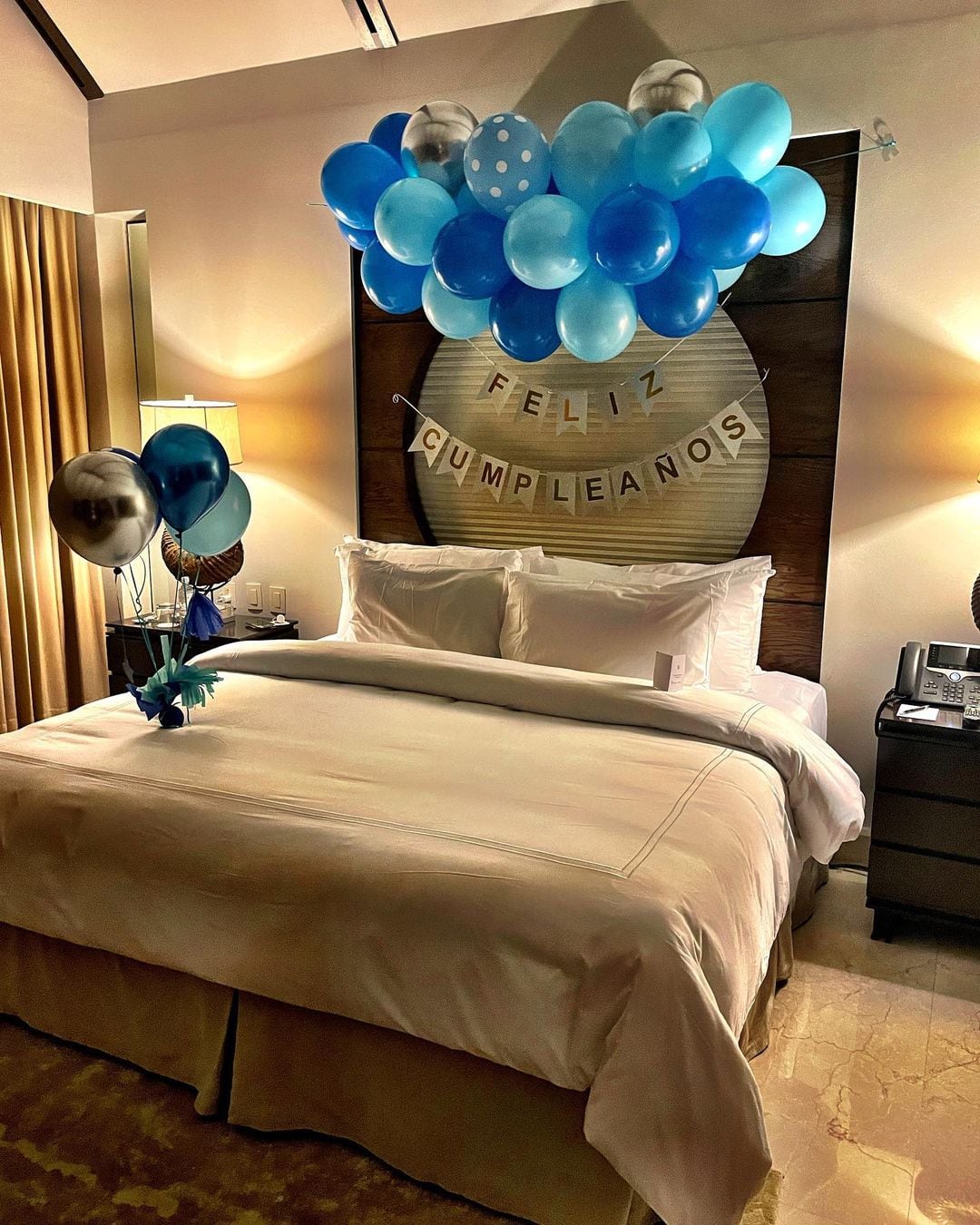 Celebran el cumpleaños de Gabriel Soto con globos azules.