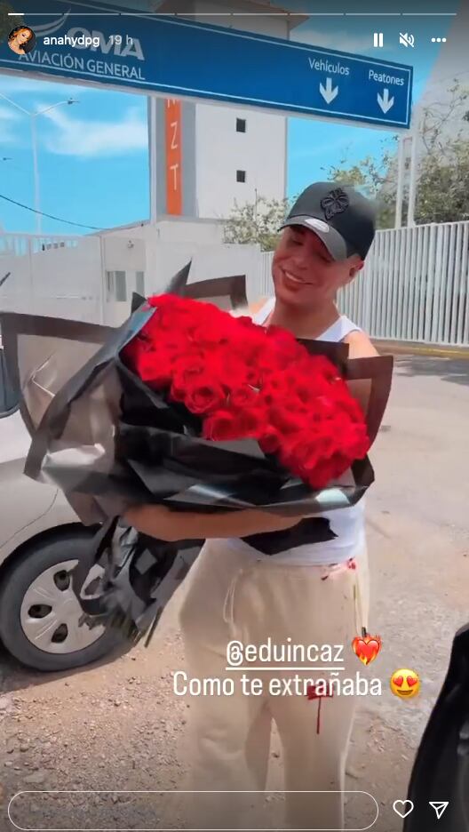 Eduin Caz le lleva flores a su esposa.