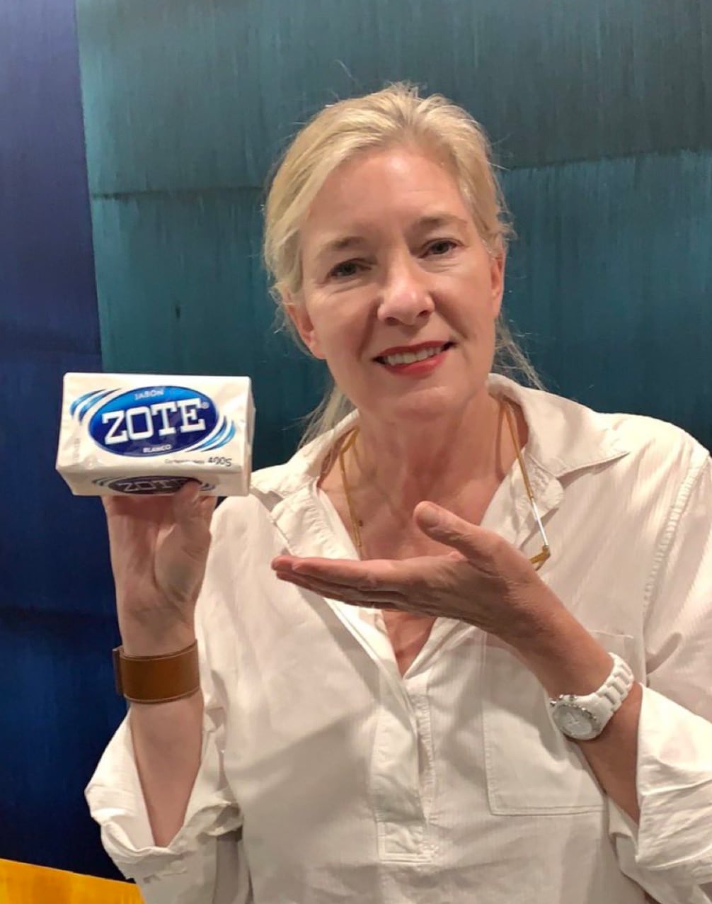 Caroline Landau con jabón Zote