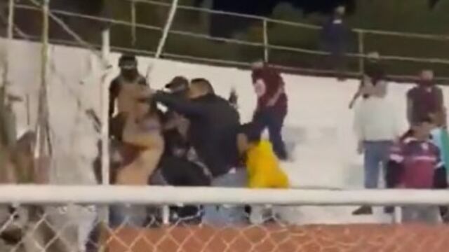 Una brutal campal se desató en las gradas y la cancha durante un partido en la Liga Premier.