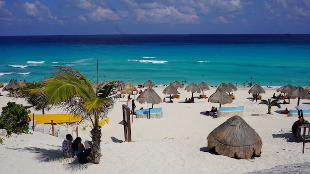 Inician las vacaciones de Semana Santa en este sitio turístico, las cuales se vieron empañadas ya que por la mañana asesinaron a tres supuestos narcomenudistas en la zona hotelera.