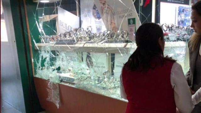 Ladrones robaron una joyería.