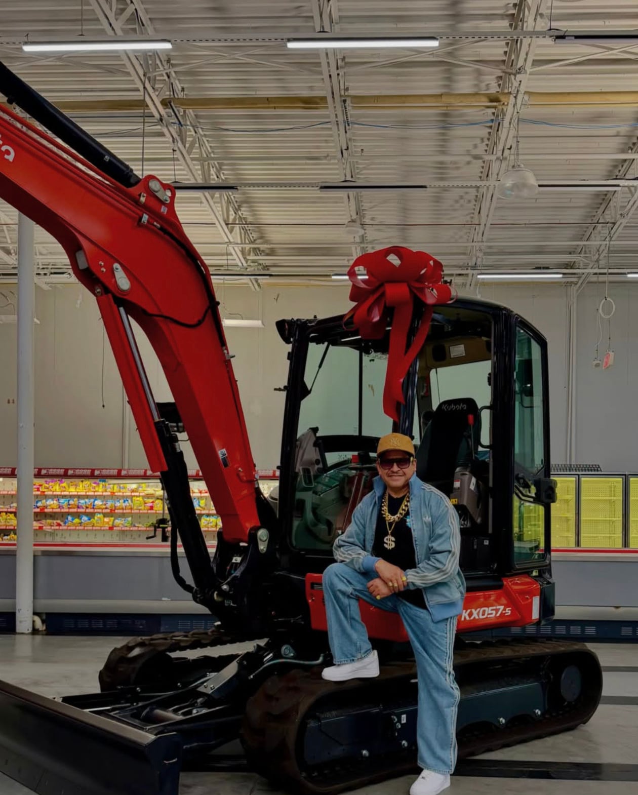 MrBeast le regaló una excavadora a Juan García tras permanecer 202 días en un supermercado