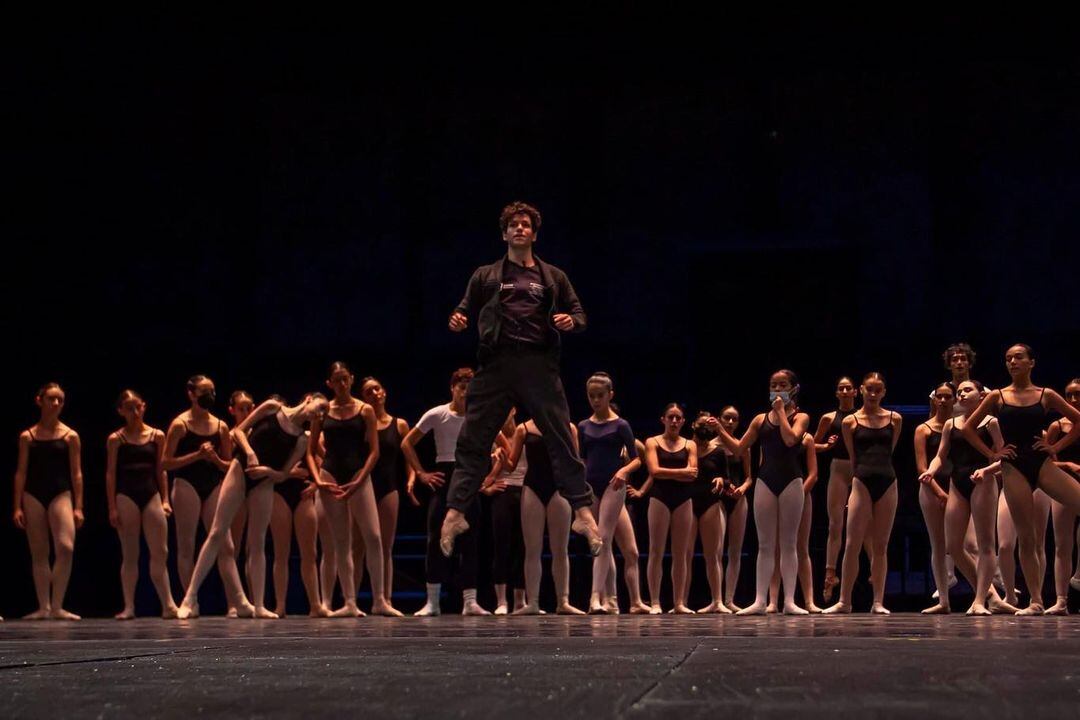 Isaac Hernández, bailarín que visitó Capullos por invitación de Mariana Rodríguez