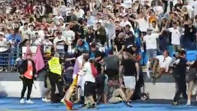 Barda de tribuna colapsa