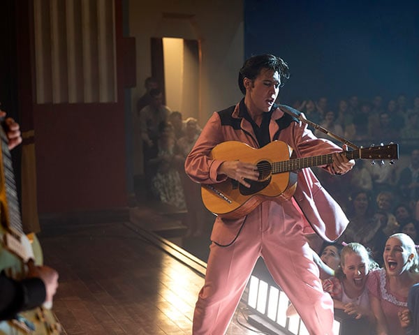 Elvis Presley: Biopic del ‘Rey del Rock and Roll’ estrena tráiler con Tom Hank y Austin Butler