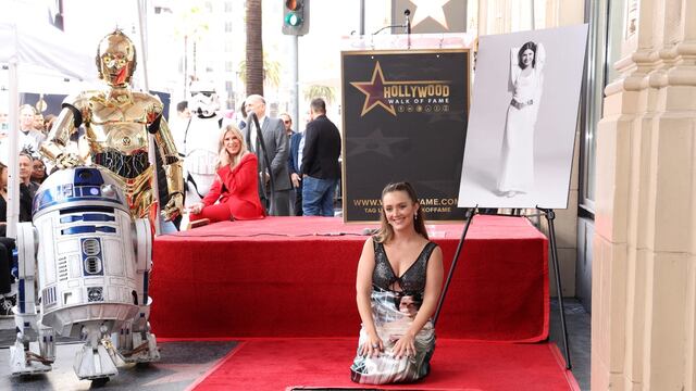 Billie Lourd, hija de Carrie Fisher en la estrella que recibió la actriz en el Paseo de la Fama