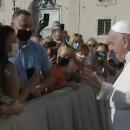 Papa Francisco hace curiosa seña en broma a pareja que pide bendición para casarse