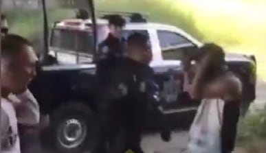 Policías de Celaya humillan y golpean a dos hombres