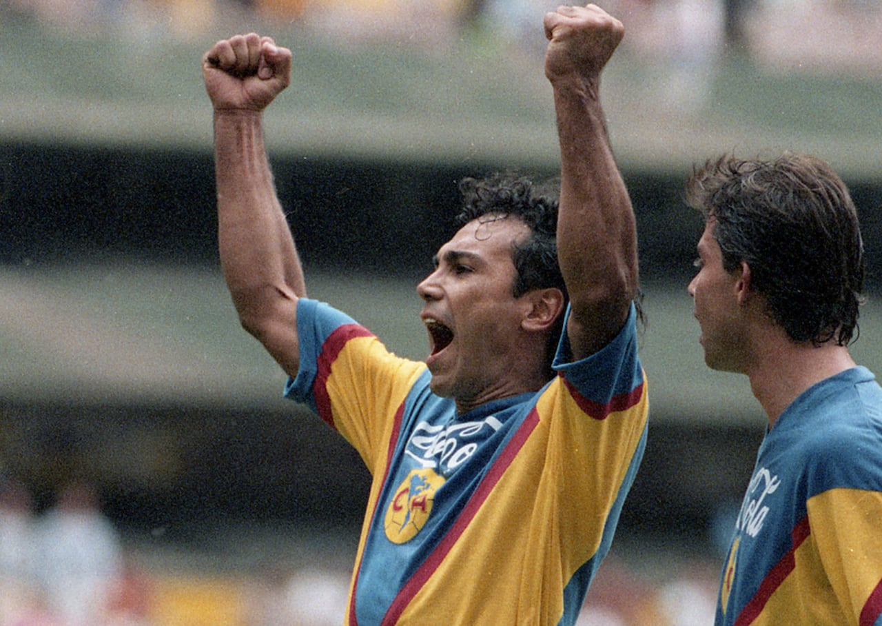 Hugo Sánchez celebra un gol con América