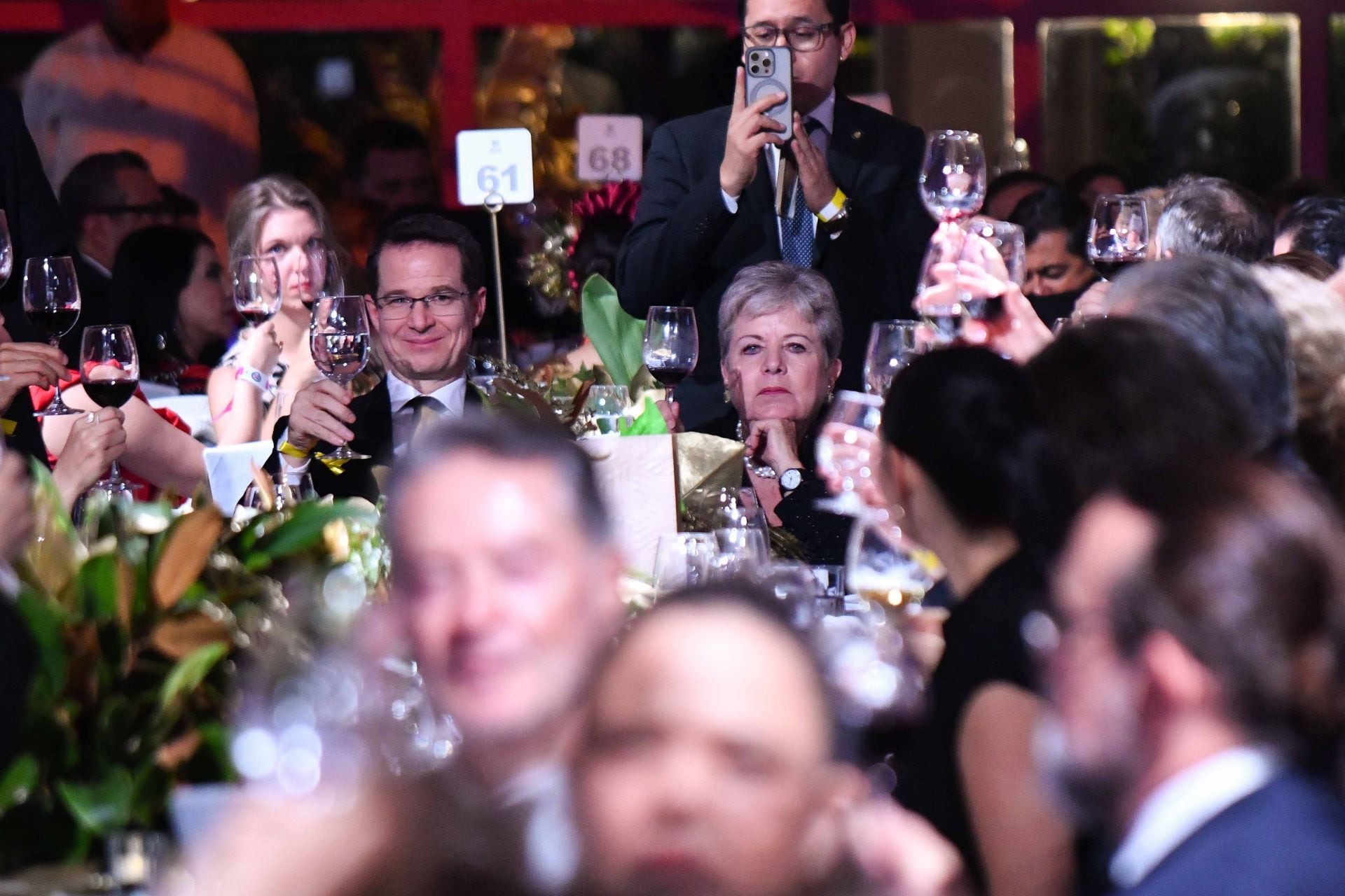 Ricardo Anaya, senador del PAN, y Alicia Bárcena, secretaria de Medio Ambiente y Recursos Naturales, realizan un brindis al terminar la reunión y cena de gala con motivo de la bienvenida a Ronald Johnson, embajador de Estados Unidos en México