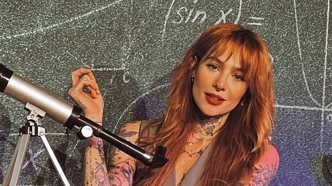 ¿Quién es Pamela Voguel? La nueva conductora de Santos Bravos, el reality show de Hybe para la primera banda latina de K-pop