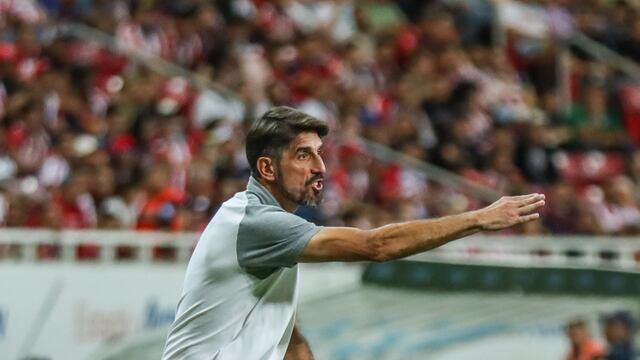 Veljko Paunovic con Chivas.