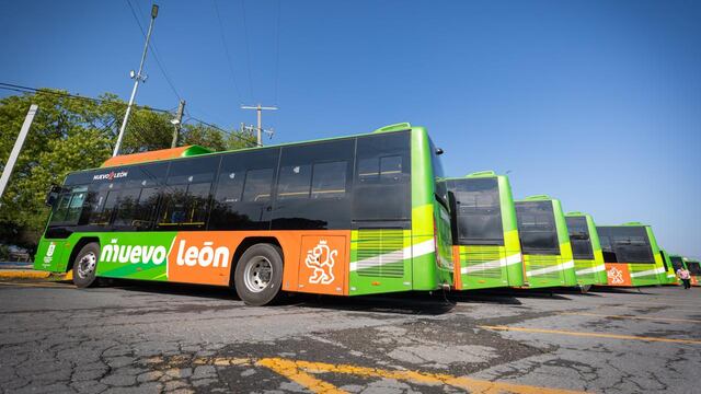 Samuel García entrega autobuses de la ruta intramunicipal en Cadereyta