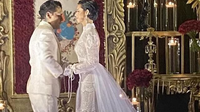 Christian Nodal y Ángela Aguilar se casaron vestidos de blanco