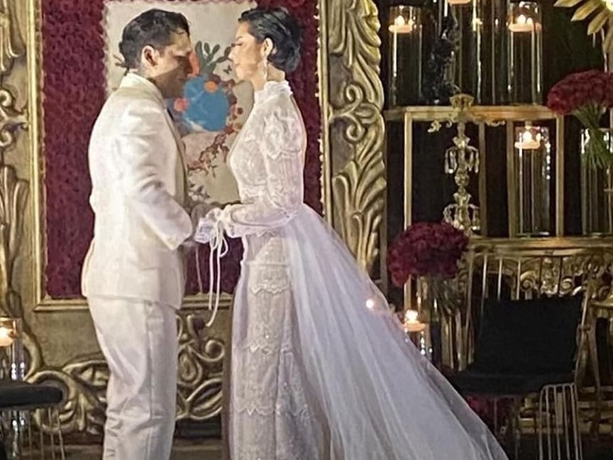 Christian Nodal y Ángela Aguilar se casaron vestidos de blanco