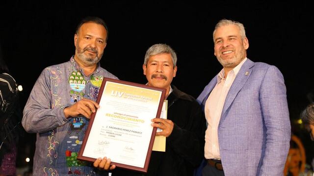 Alfredo Ramírez Bedolla premia a artesanos en Michoacán