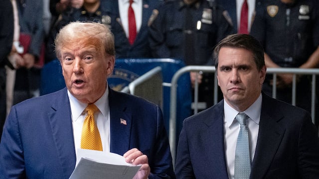 Donald Trump junto a Todd Blanche