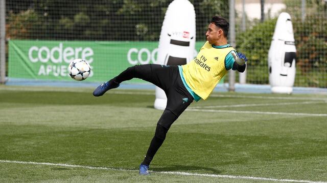 Keylor Navas despeja en entrenamiento merengue.