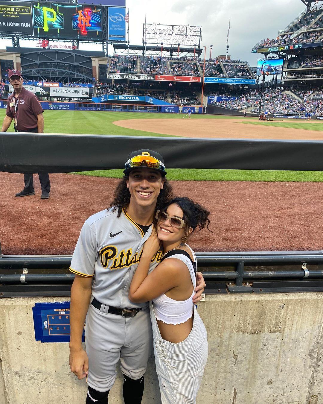 Vanessa Hudgens se habría comprometido con Cole Tucker