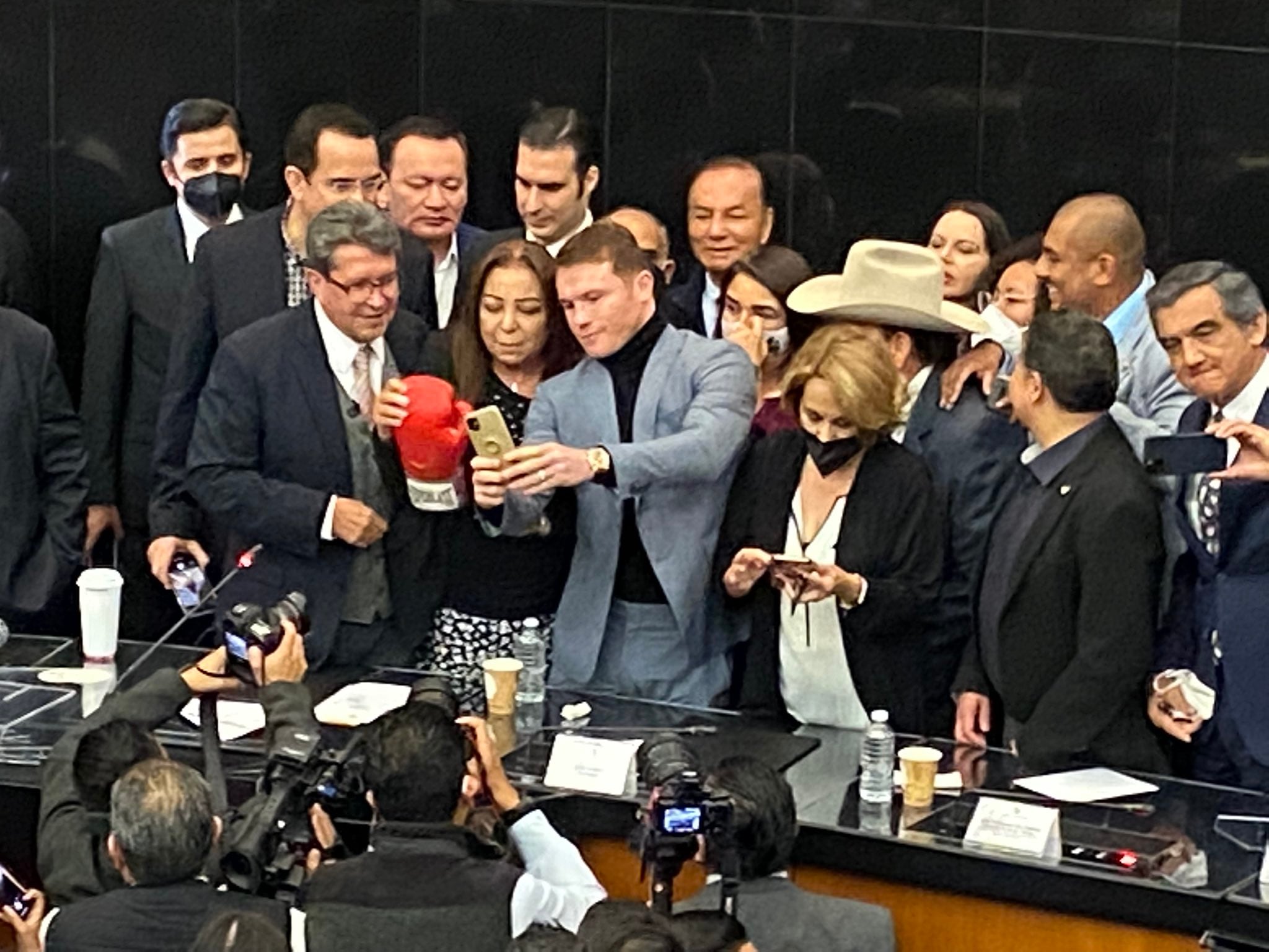 Canelo Álvarez en el Senado