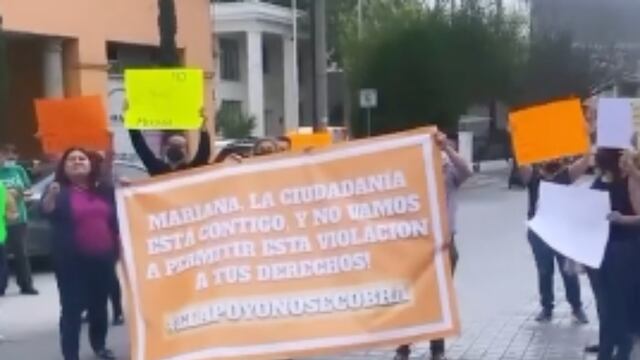 Protesta a favor de Mariana Rodríguez frente al INE de Nuevo León